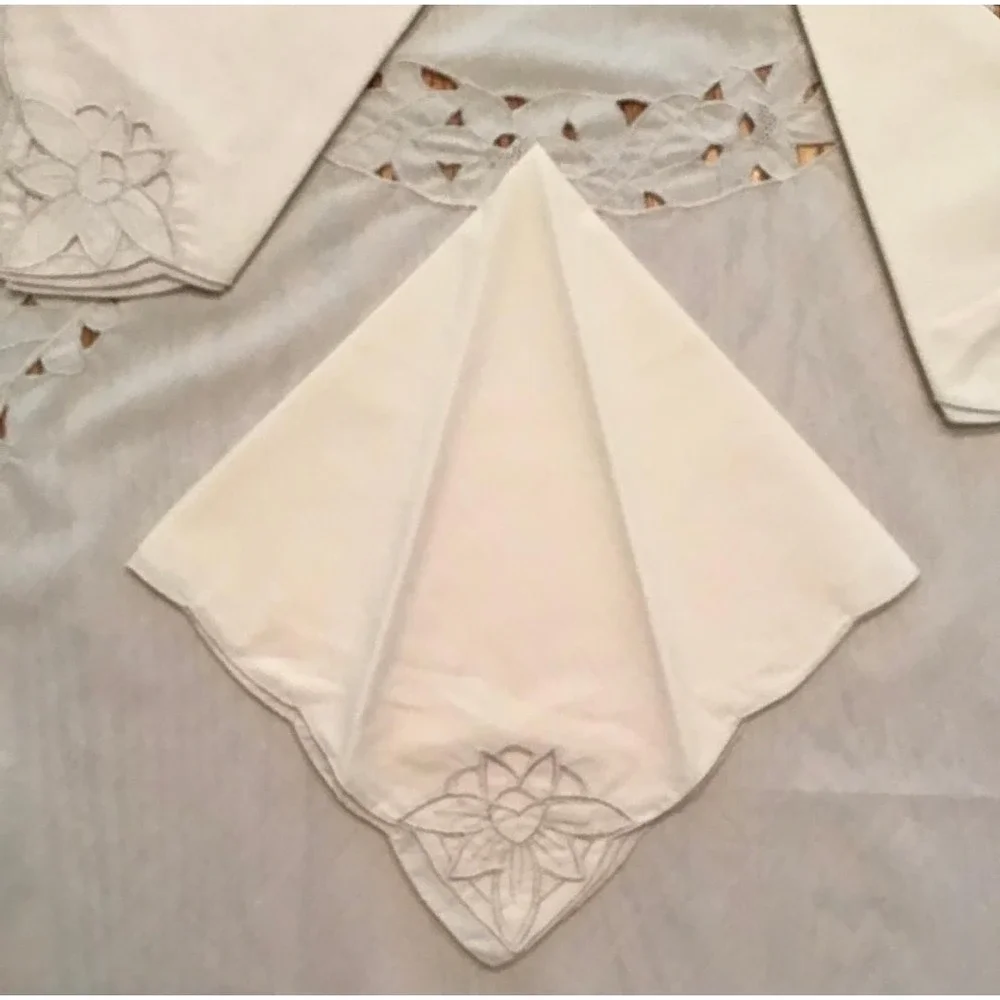VTG Ivory Round Tablecloth & 8 Napkins Set 64